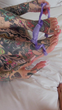 Tiger Lilly ist ein inked hottie, das Gesichtsbesamungen liebt