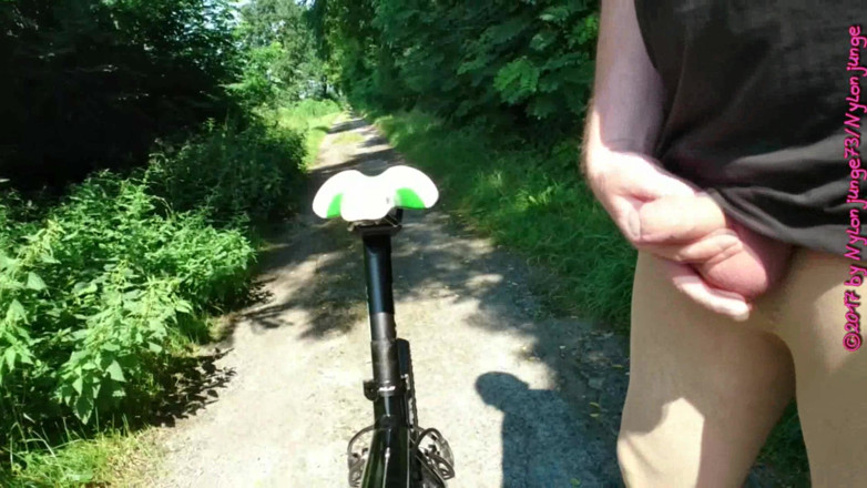 Carmen_Nylonjunge: Horny while riding in pantyhose