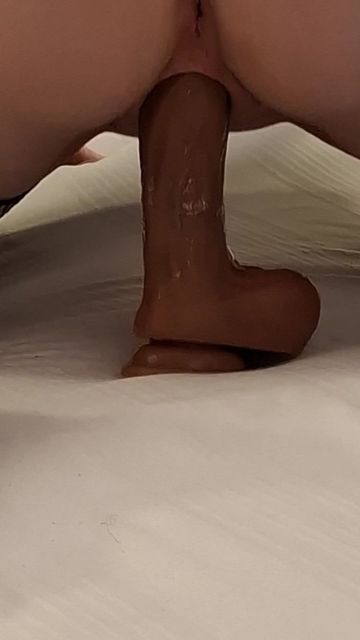 Chantillylace2025: Geile MILF fickt sich mit einem dildo