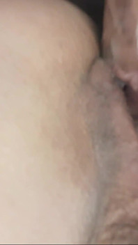 Gros plan en POV sur un clito géant battu à la tête par les couilles de mon mari.
