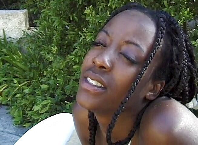 Lesbo Tube: Tvrdé hračky šukají se třemi ebenovými dámami