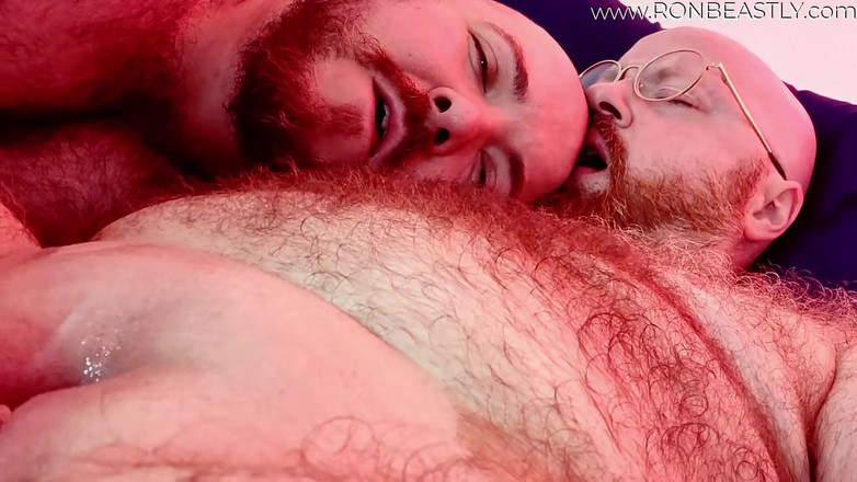 RonBeastlyFTM: Urso trans recebe sua boceta esticada por um filhote sexy