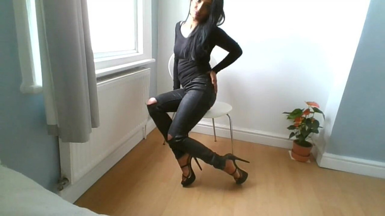 BabeXX69XX Asian MILF: Sembahkan saya dalam seluar jeans hitam berkilau ketat