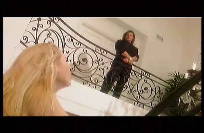 Perfect Porno: O bombă blondă de 20 de ani este linsă și futută în cur...