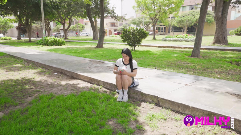 Milky Peru: Luhana MILF z dużymi piersiami i pyszną cipką