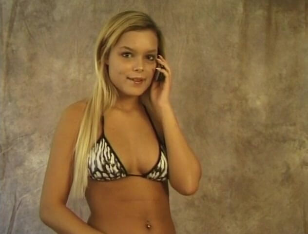 Flash Model Amateurs: Cudowna blondynka w zmysłowej scenie solo