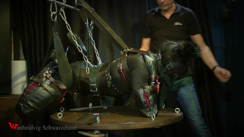Wanheldvig: Heavy Chain Bondage Fox: Tight Corset, Leather Mask &amp; Endurance Challenge