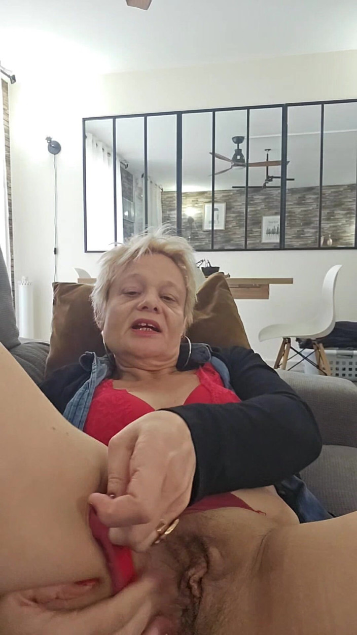 Sofy13: Eu brinco com meu traseiro molhado e minha bunda