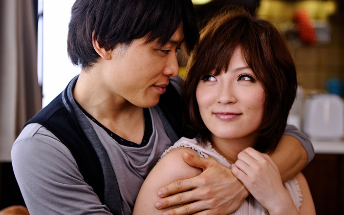 Go Sushi: Romantica coppia giapponese cucina e scopa a casa loro