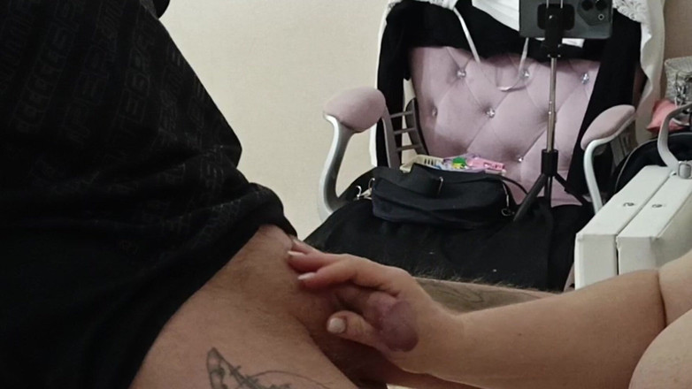 Zona901: La matrigna fa un lavoro manuale con il cazzo oliato