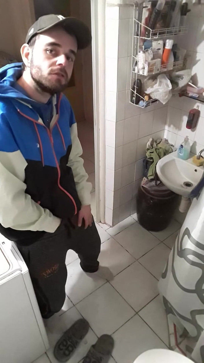 jerkofflover: मैं बाथरूम में अपने पूर्व प्रेमी को झटके दे रहा हूं क्योंकि वह सो गया और मुझे देने वाला कोई नहीं था