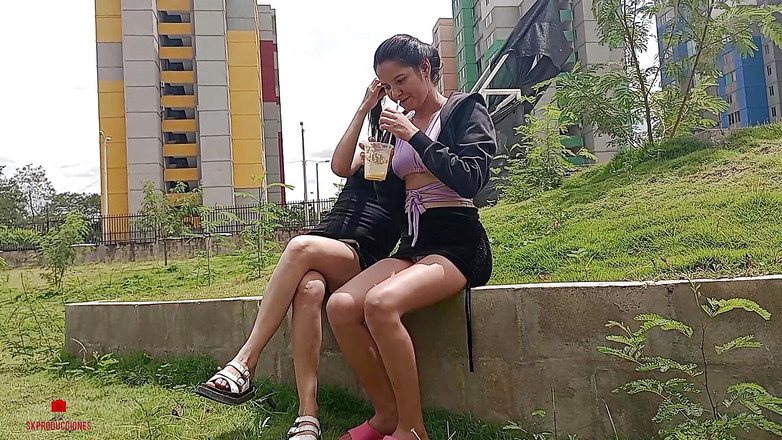 Michell: Пара зведених сестр опиняється збудженою в парку на відкритому повітрі і вирішує зайнятися лесбійським сексом