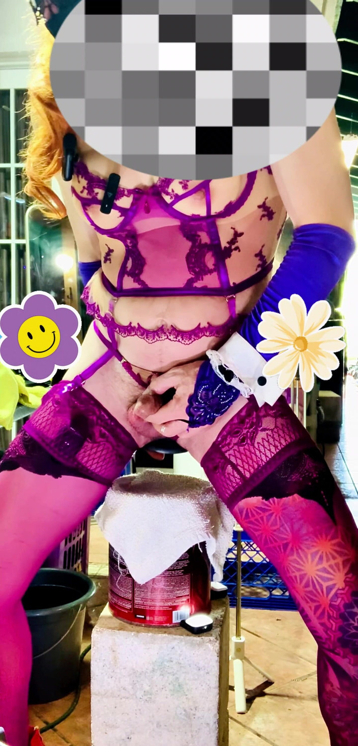 Benito414: La sexy lingerie trans latina cammina all'aperto con dentro un...