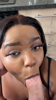 Adik tiri hitam bertetek besar mahukan teh tetapi sebaliknya, dia dapat creampie