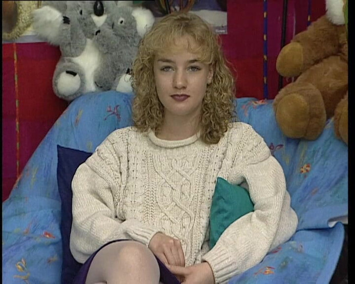 YOUR FIRST PORN: Gabi用假阳具自慰