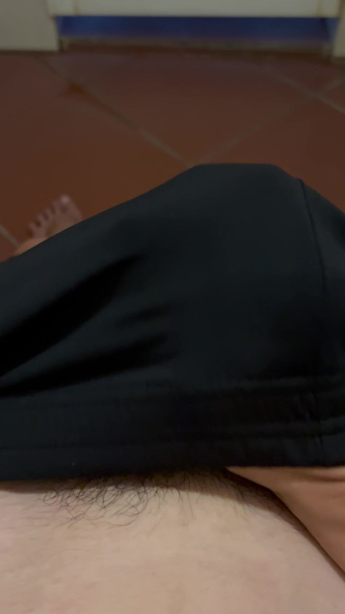 Quan Vietnam 18: Tânăr doar 18 Neted twink masturbare și spermă în prezervativ în toaletă