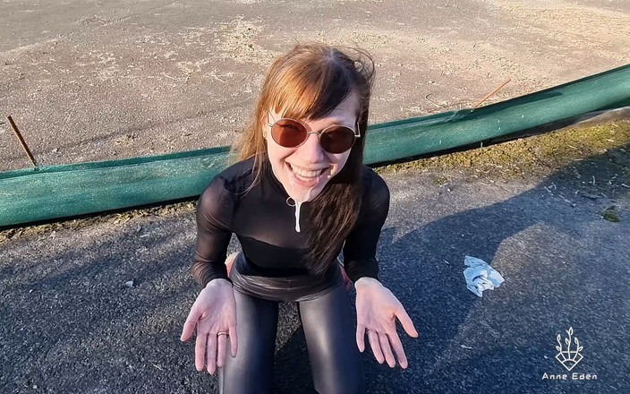 Anne Eden: Pouliční kouření s výstřikem !!