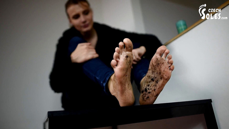 Czech Soles - foot fetish content: Sofies füße sind so schmutzig, barfuß zu gehen