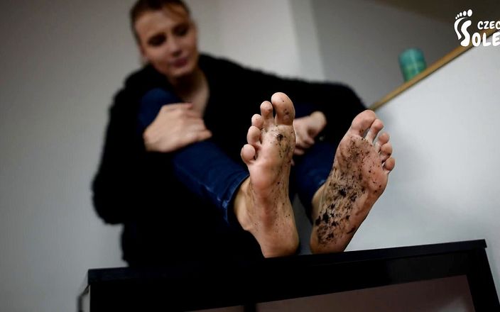 Czech Soles - foot fetish content: 맨발로 걷는 소피의 발이 너무 더워
