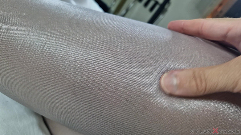 Nylon Xtreme: 埃琳娜·克拉克蝙蝠女穿着Zentai和灰白色连裤袜做爱