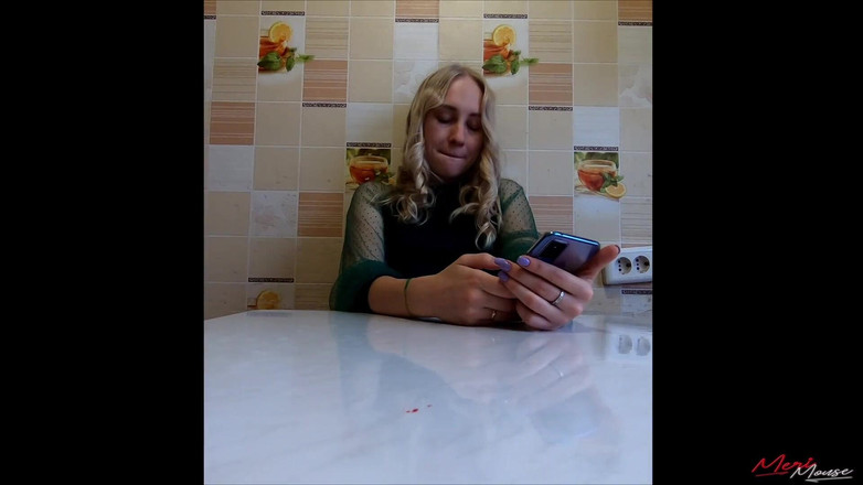 Meri-Mouse: 女孩坐在震动棒上读哈利波特