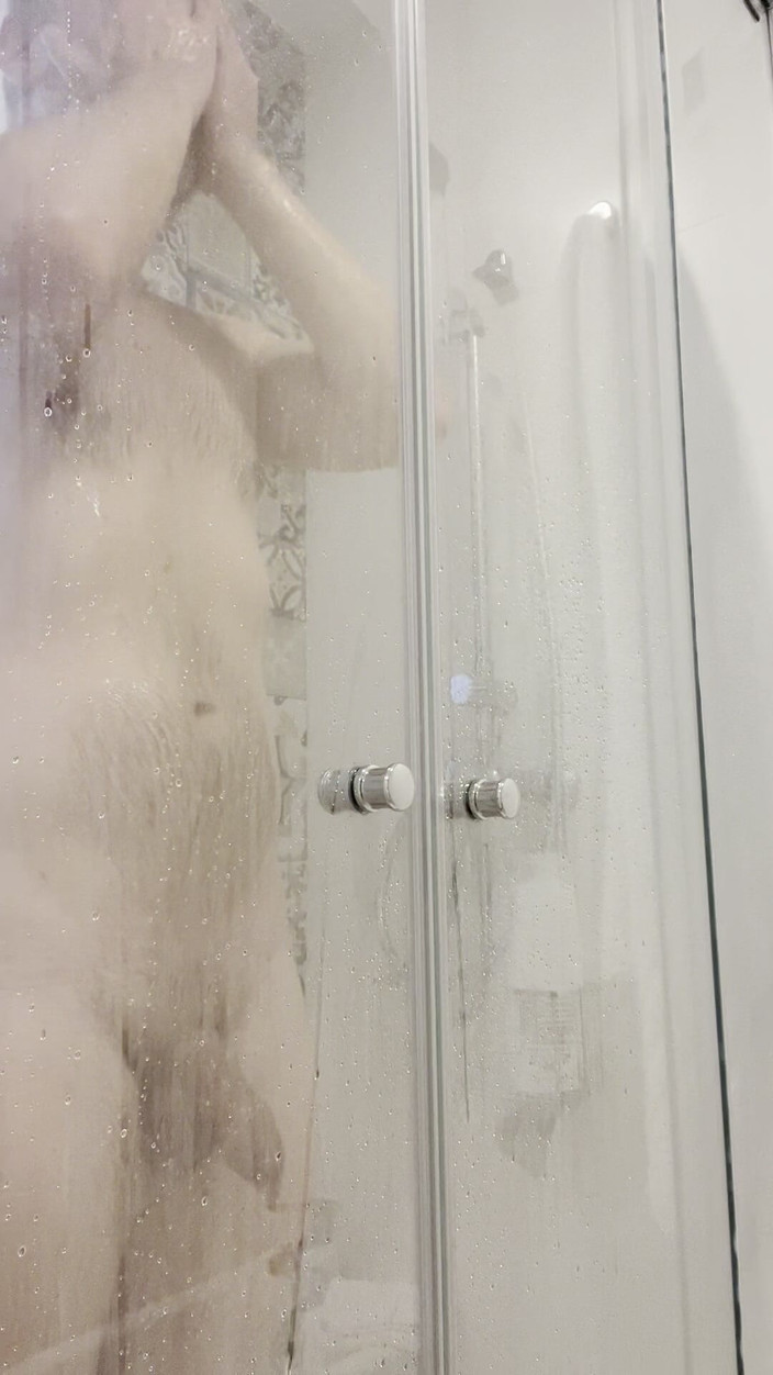 Chris DeRimm: 筋肉質のパパの濡れたシャワー