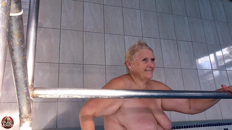 Uk Joolz: Pe treptele piscinei, goală