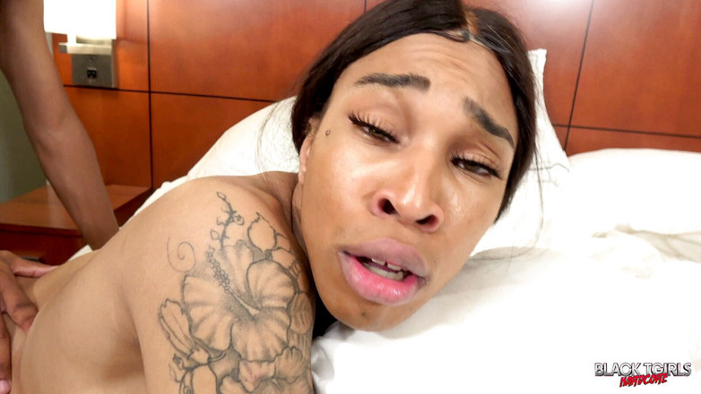 Black Tgirls: La bella trans ebano sunshine si gode una scopata nel...