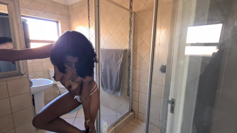 domslutfucker: Hintli fahişe seksi sabunlu duş alıyor