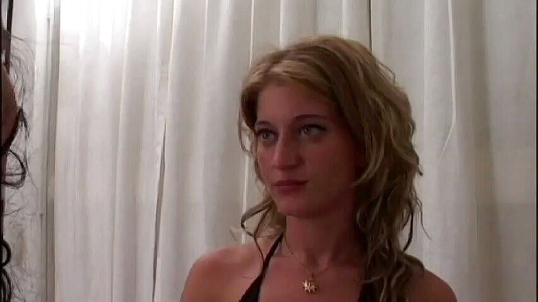 Shemale World: Úžasná trojka s roztomilou shemale a hezkou blonďatou dívkou!