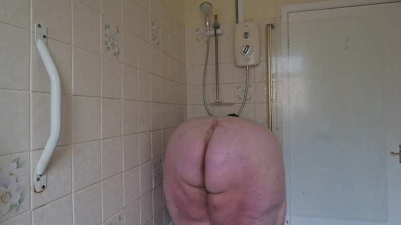 SSBBWLadyBrads: Mandi dewi Puting Dewi Reveal