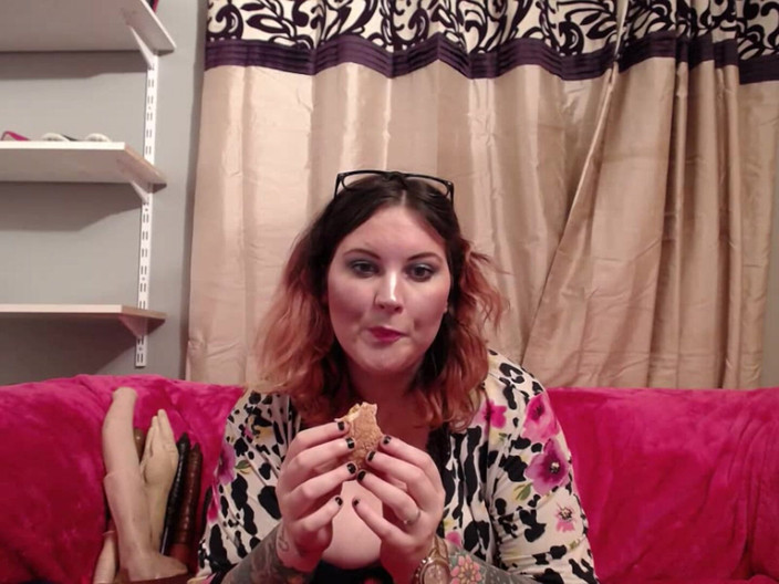 MissFFW: Fräulein ffw isst zwischen den clips einen burger