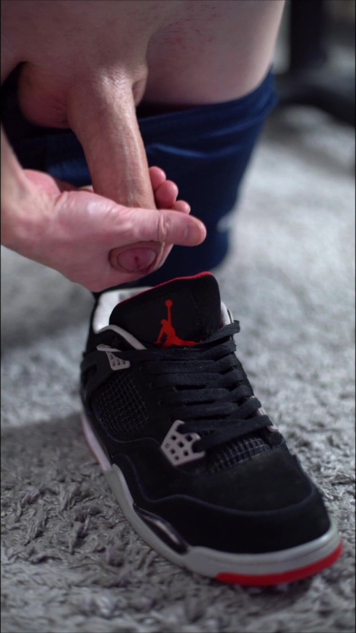 Sneakersmax98: Chơi với jordan retro iv sneakers và xuất tinh bên...