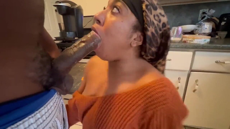 Fijii pornbox: 부엌에서 흑인 대물 자지 펠라