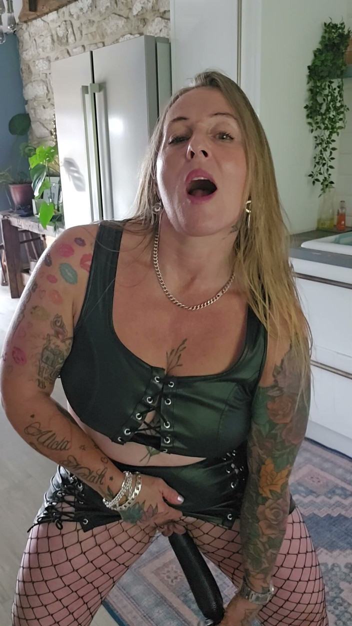 Kitty James: Excitée comme baise dans un costume en treillis en pvc...