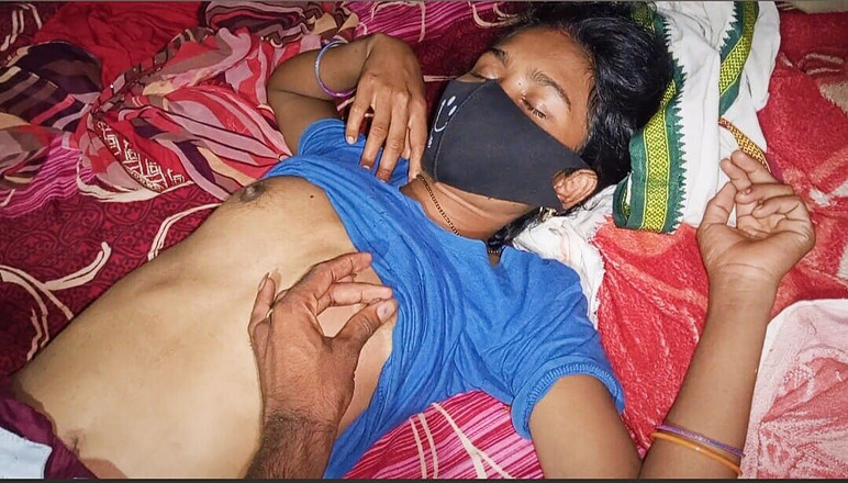 Premi pooja: Kami berdua sendirian di rumah dan tidak ada orang di...