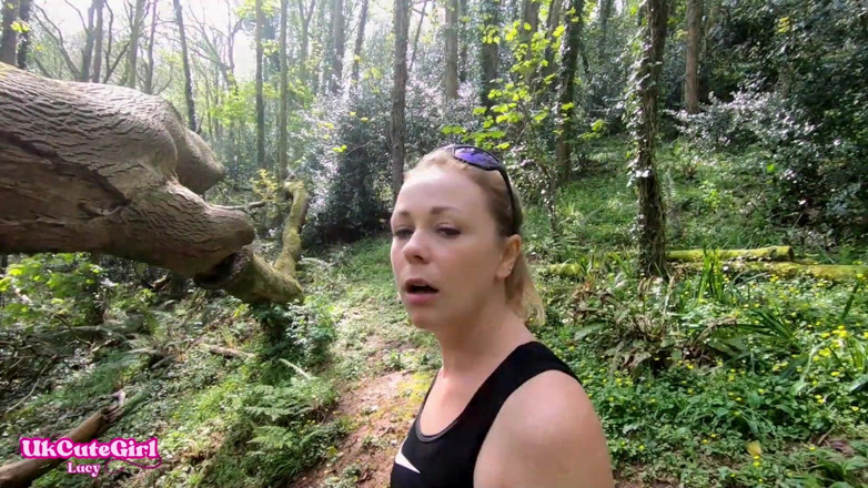 UKCuteGirl Lucy Lauren: I Had to Wee Outside While You Watched: Desperate Out...
