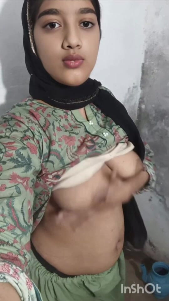 Naughty_Sana: Bella ragazza hijabi che mostra grandi tette calde