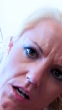Die blonde MILf-ehefrau schlampe mia fortune wird von ihrem großen weißen handwerker in der küche gefickt