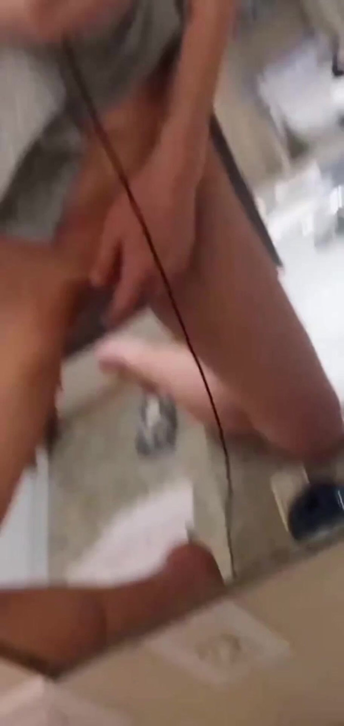 Sinful Sunday: Intenzivní orgasmus na pracovní desce mé koupelny