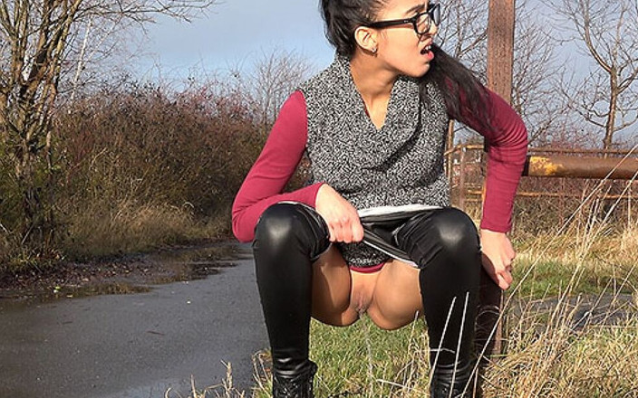 Puffy Network: Langs de weg door Got2Pee waar meisjes komen om te...