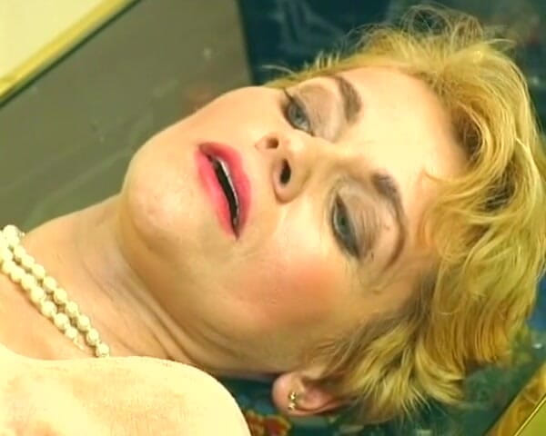 Deutsche Frauen: Pretty German Wife Fucked in the Video Game Salon