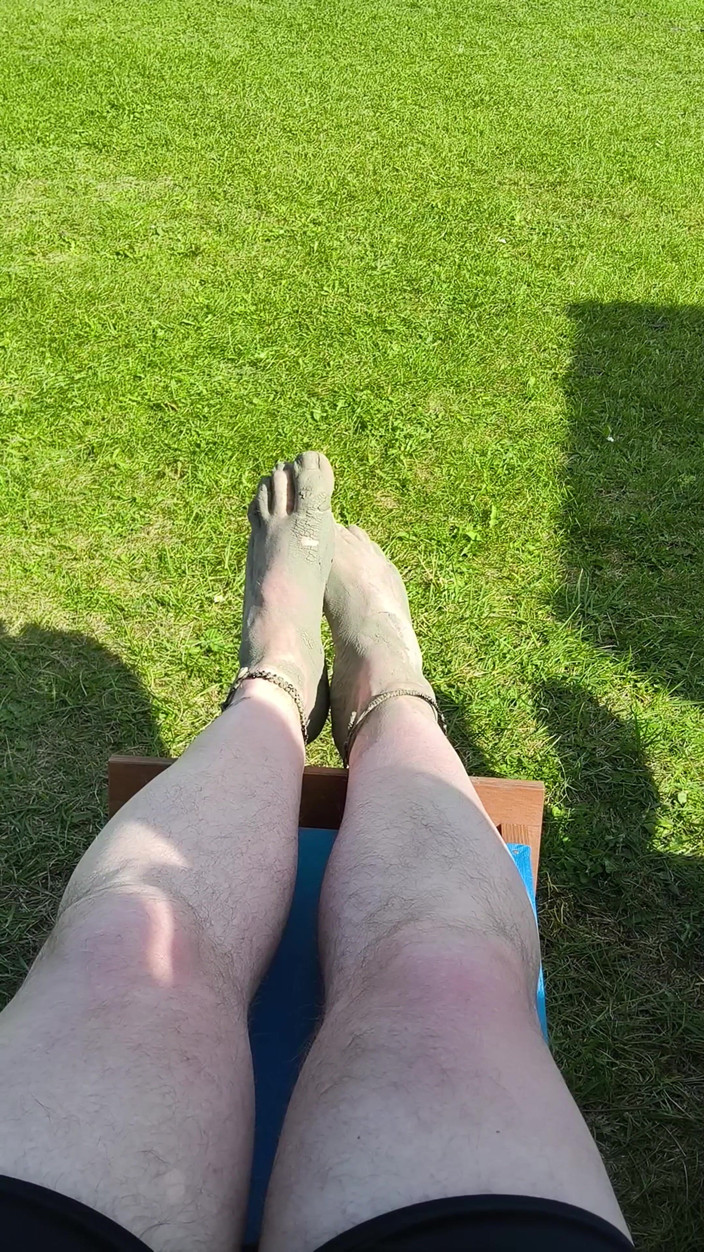 Footfetish: Barefoot Waiting for the Tide on the Beach