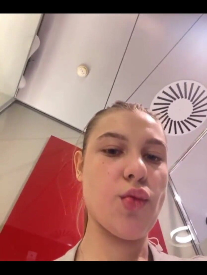 JuiceLussie: Masturbează-te în camera de probă. Schimbă hainele și țâțele blițului