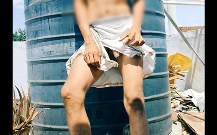 Tani: Desnuda durante el día cerca del tanque de agua corrida