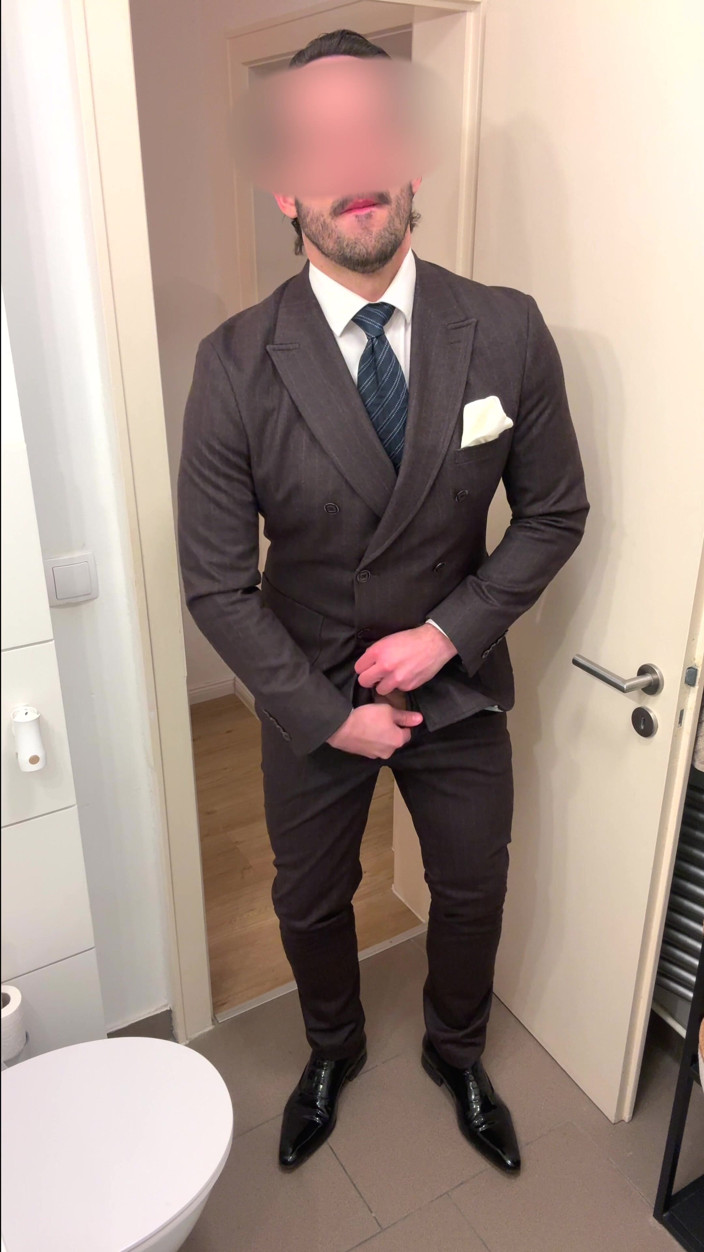 Master Shiny Shoes: Businessman in Suit Jerks off on His Patent Leather Shoes