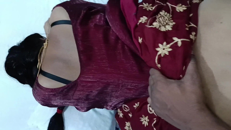 Vamika: Vamika, bhabhi tamoule, se fait baiser en levrette