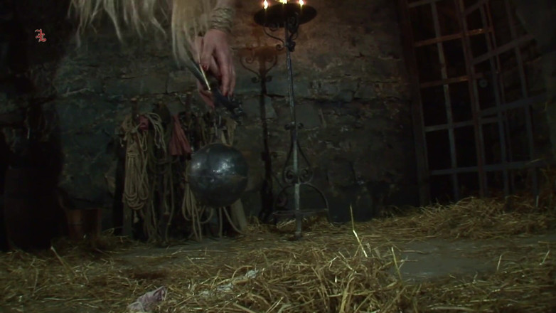 Inquisition and prison world: La bruja cuelga boca abajo y se le rocía cera...