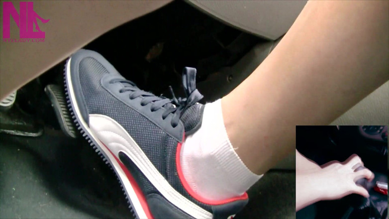Nyllady: Jízda v modrých teniskách Nike a bílých ponožkách