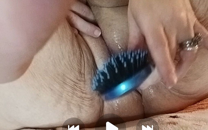 HerculesnVENUS: Filthy Bitch Is up Close N Personal with That Brush...
